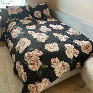 Pottery Barn Teen Emily & Meritt Bed of Roses Comforter (Full) and Shams